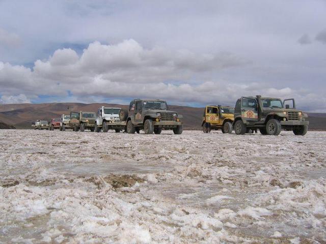 The convoy over the "Salar del Hombre Muerto".