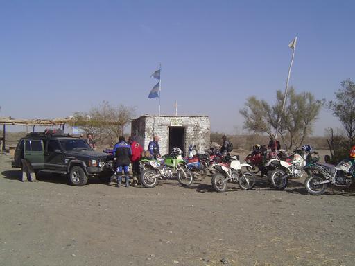 El grupo de motos frente al oratorio de la Difunta Teresa