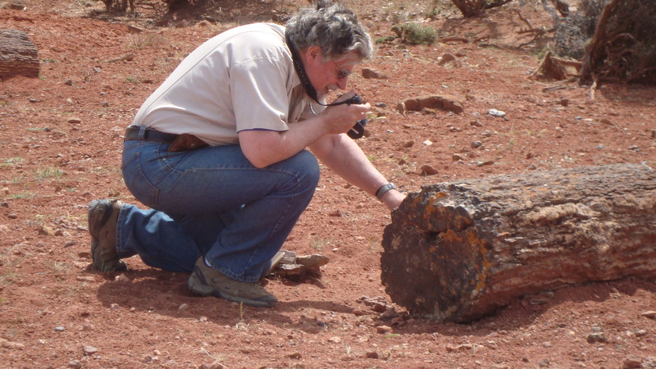 Eduardo fotografiando un tronco petrificado - Eduardo taking pictures of a petrified log