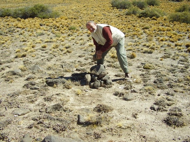 Agregando una piedra a la apacheta