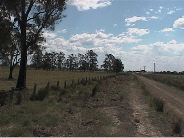 Access is easy along a good dirt road only a kilometre off the bitumen.