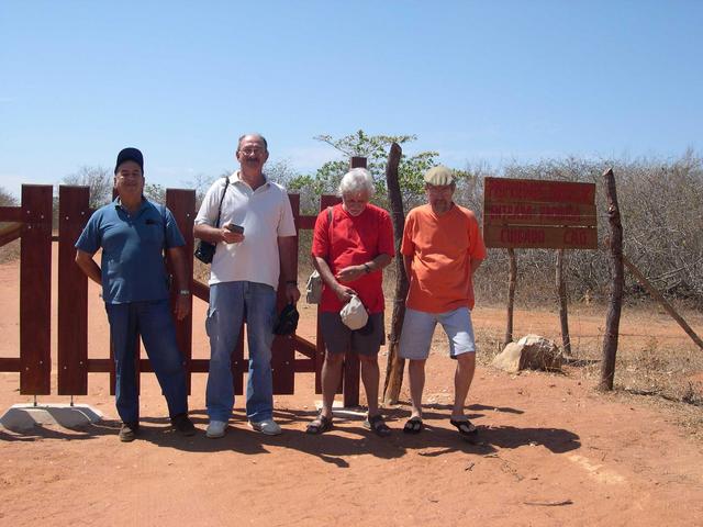 Grupo na cerca Redondas Team at the fence