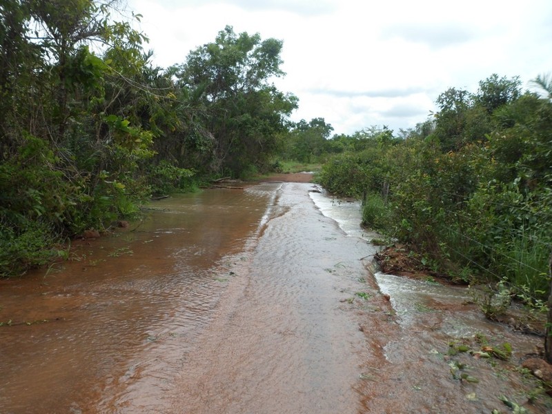 ... e, logo adiante, a estrada virou um rio de água corrente - ... and, just ahead, the road became a river with running water