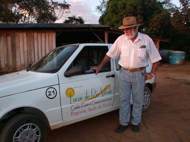 Harri Muller and the car provided by the Lucas do Rio Verde municipality