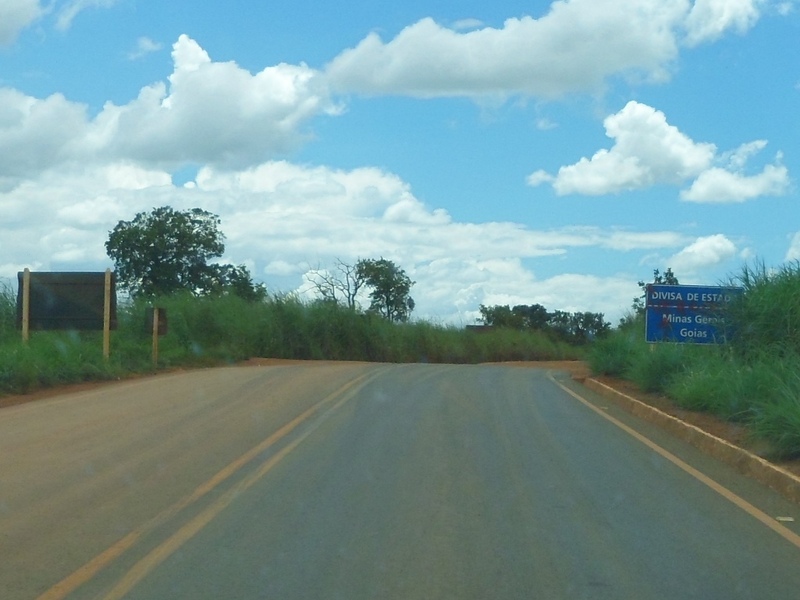 Asfalto em Minas Gerais, terra em Goiás - paved road in Minas Gerais state, dirt road in Goiás state