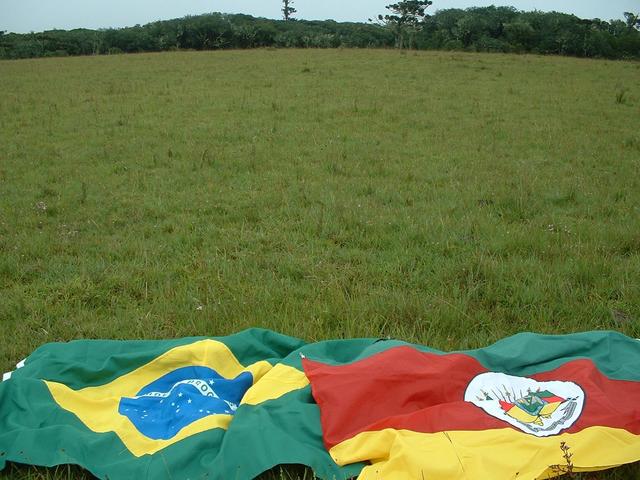 Brazilian and Rio Grande do Sul state flags at confluence (northern orientation)