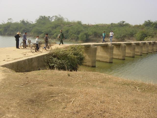 Bridge across the river east of Napeng, about 6 km west of the confluence