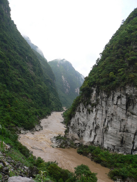 The Mǎbié River was relatively fast flowing, and rather wide, with no way across.