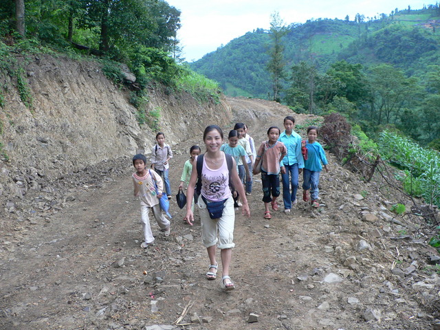 Ah Feng and our entourage of schoolchildren on the way back to Dáyāng.