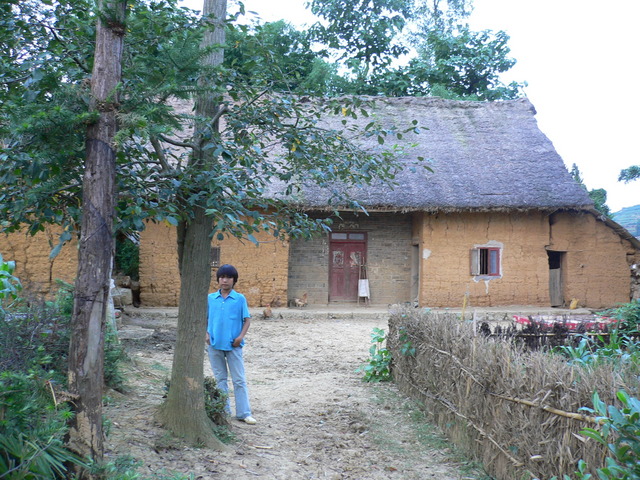 Mud brick home in Xīnmín Village Group Three, close to the confluence.
