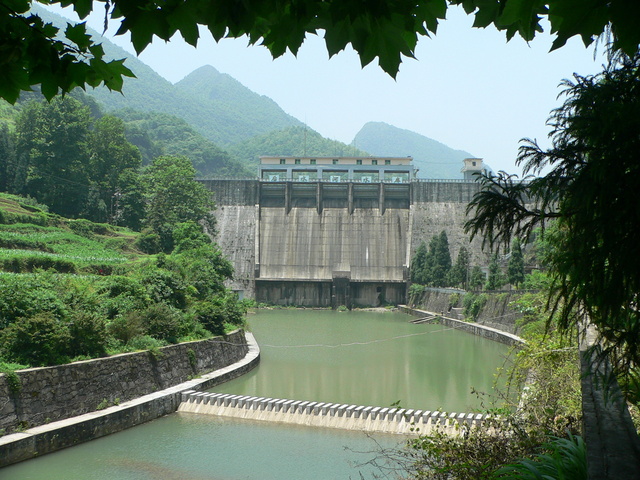 Hòushuǐhé Reservoir; confluence 2.55 kilometres NW.