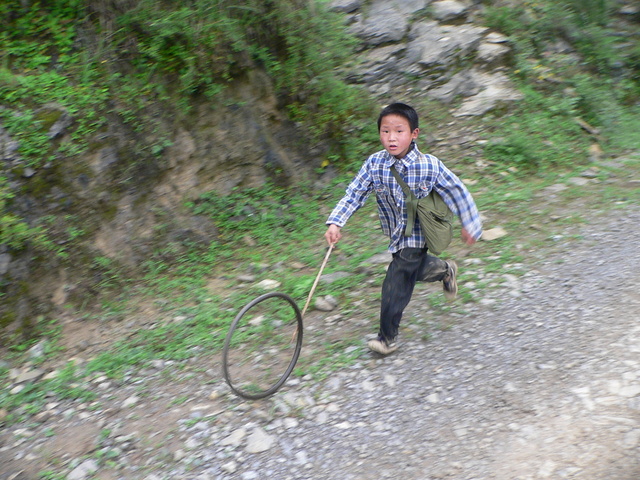 Boy on the way to school in Lóngtángbà.