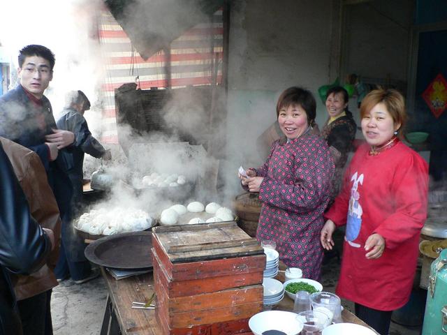 Dumpling stand in Xieqiao doing a lively early morning trade