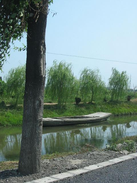 Cast concrete boat near the confluence.