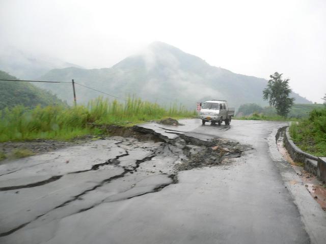 Subsidence on road from Zhushan to Guandu.
