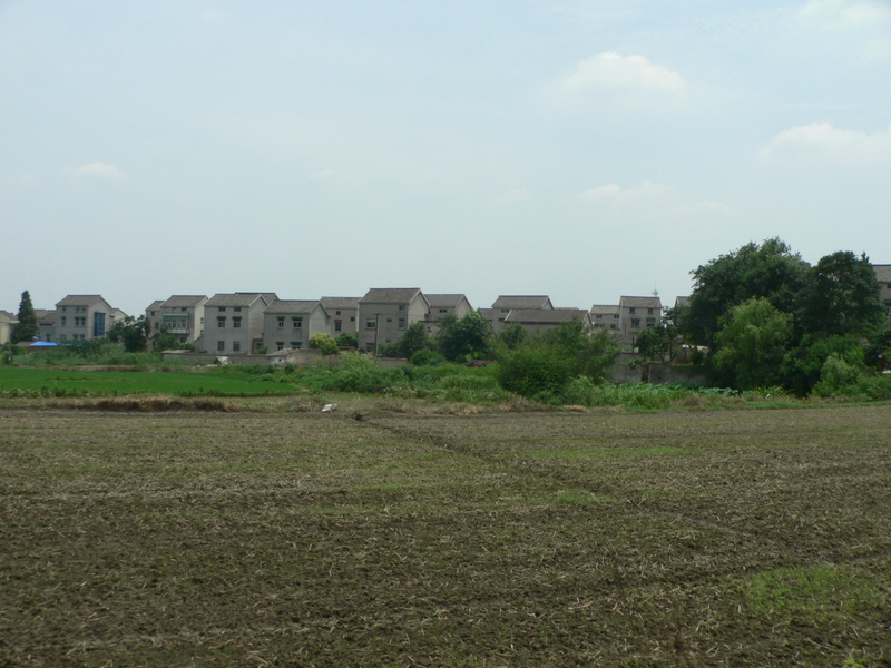 Looking back towards the nondescript houses of Mengmu Village