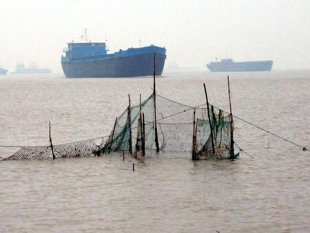 Confluence point about 30 meters beyond the fixed net within the shipping channel of Yangtze River