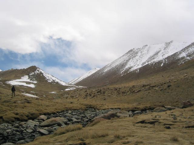 Before U-shaped valley; 'confluence mountain' to right, front; Robert in front of intrusive dyke to left.
