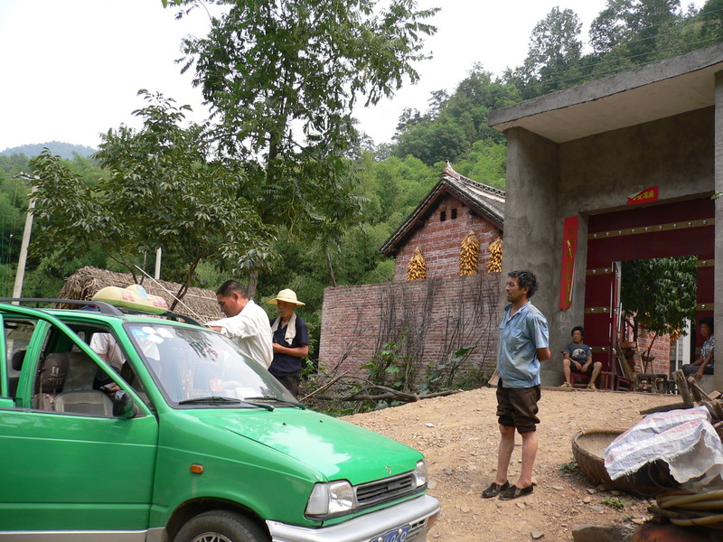 Our taxi and driver in Dàzhuāng Village, attracting some curious locals