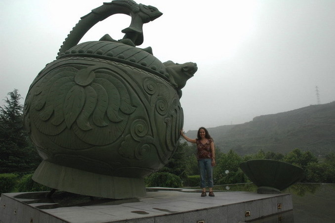 Florence with the giant tea pot in front of the pottery museum