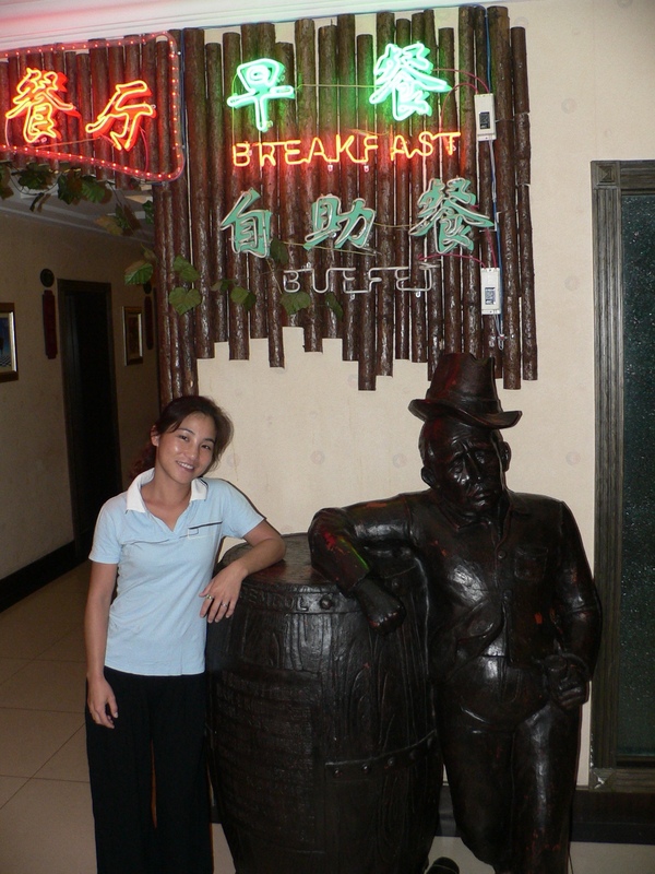 Ah Feng and friend at the entrance to the Hóngdá Lóngmén Hotel's buffet breakfast