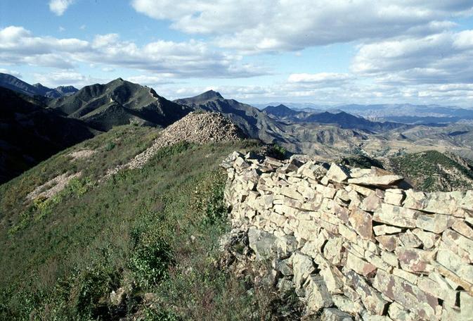 Ming Dynasty (1368-1644) GreatWall on the ridge/山脊上的明长城