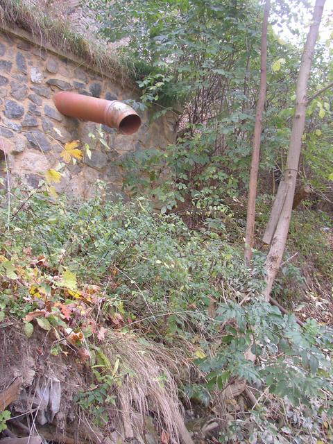The waste tube has been cut since previous visit... (the confluence seems to be a few steps below the right edge of this picture)