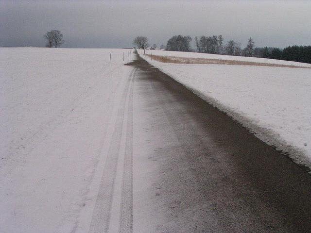 snowy road -  verschneite Strasse