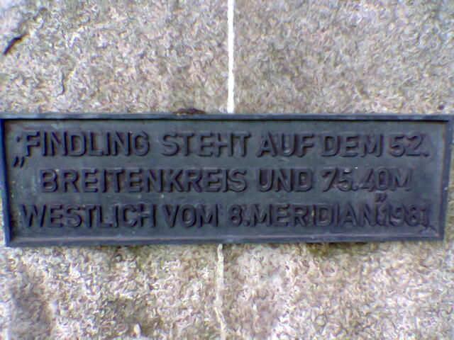 A plate on the monument: "Findling steht auf dem 52. Breitenkreis und 75.40M westlich vom 8. Meridian." 1981