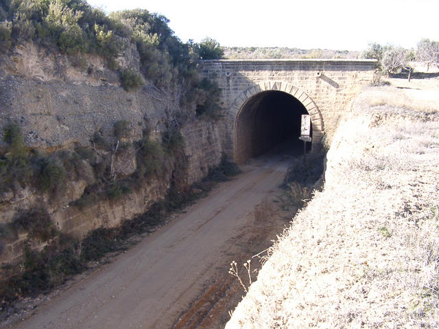 Old railway track and tunnel / Túnel de tren abandonado