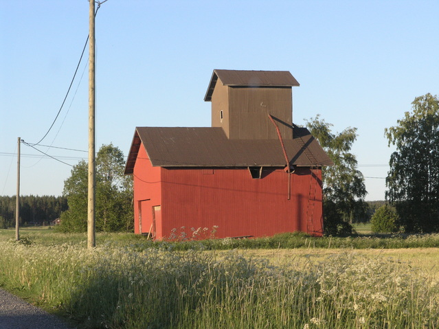Barn at the start of the dirt access road