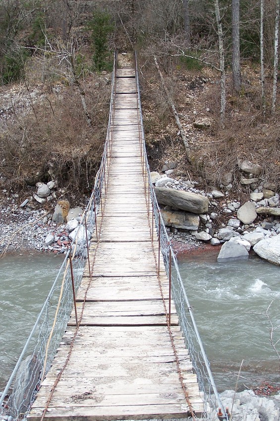 Suspension bridge over the Cians
