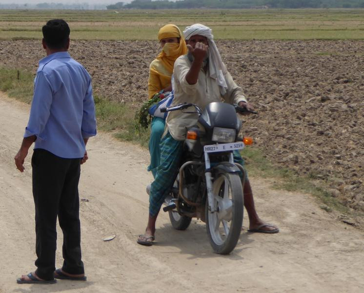 Fahrer mit Dorfbewohnern