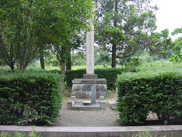 A third view of the monument of intersection (Japan only - old)