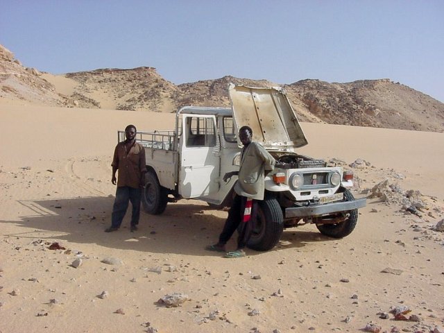 Seydou the driver and his sidekick with the overheated Land Cruiser at the base of the sand glacier