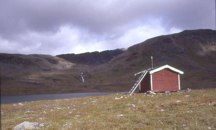 Refuge on the plateau, 3 km soth-west of the CP