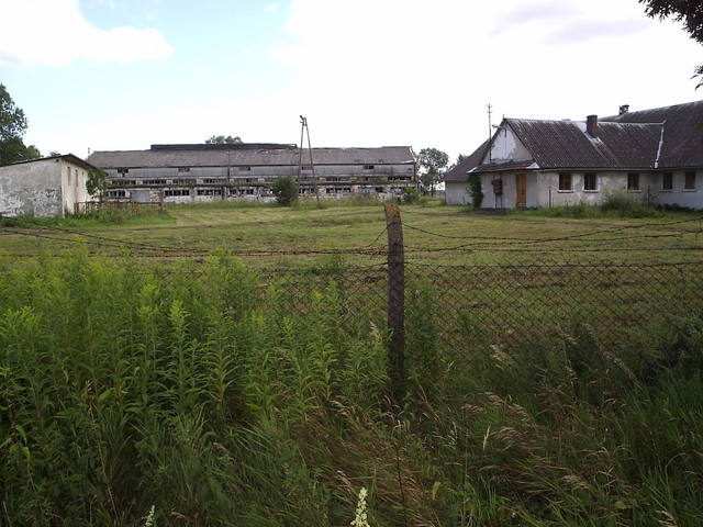 Smutny widok opuszczonego gospodarstwa rolnego / sad view of abandonned farm