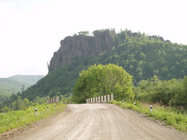 Cliff on the road to Yasnoye/Скала по дороге в Ясное