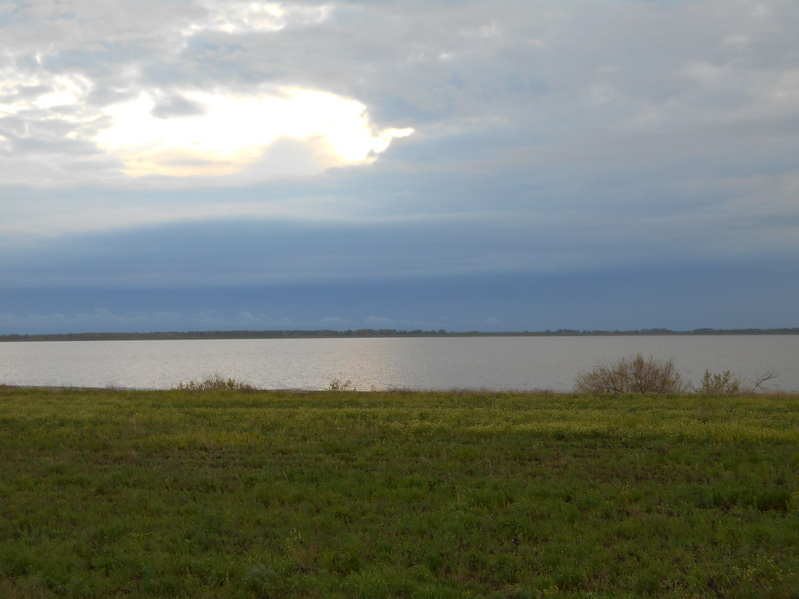 Надвигаются грозовые тучи, вид на озеро Балсыкты с восточного берега/The storm was impending. Lake Balsykty, view from the east lakeside