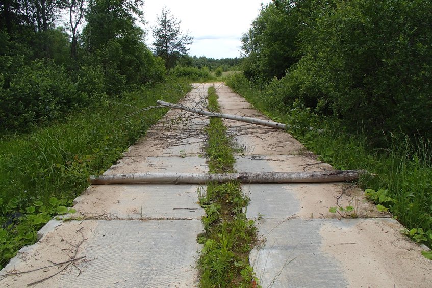 Concrete road. Left - to complex, right - to NRG / Бетонка. Налево - к комплексу, направо - к узкоколейке