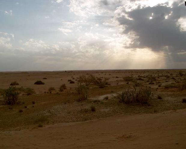 Rub` al-Khāliy desert before the rain