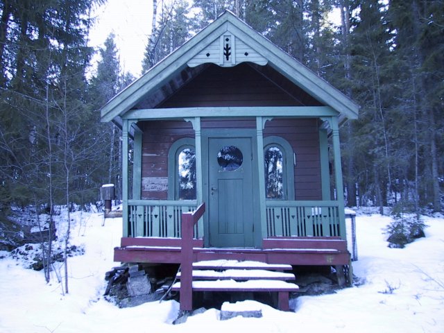 A small cabin used by a local fishing club approximately 150 m east of the confluence