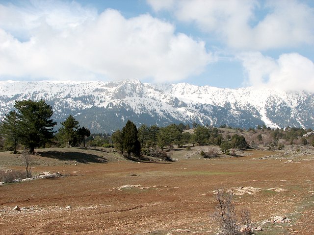 After having passed Bademlibeli Geçidi: view towards west on mountain pastures and the Dedegöl Dağları in the distance