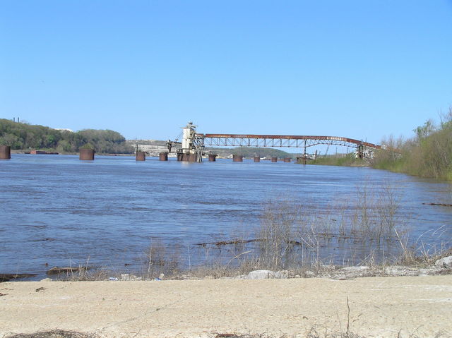 Mississippi River at Modoc Ferry crossing, 2 km northwest of the confluence.