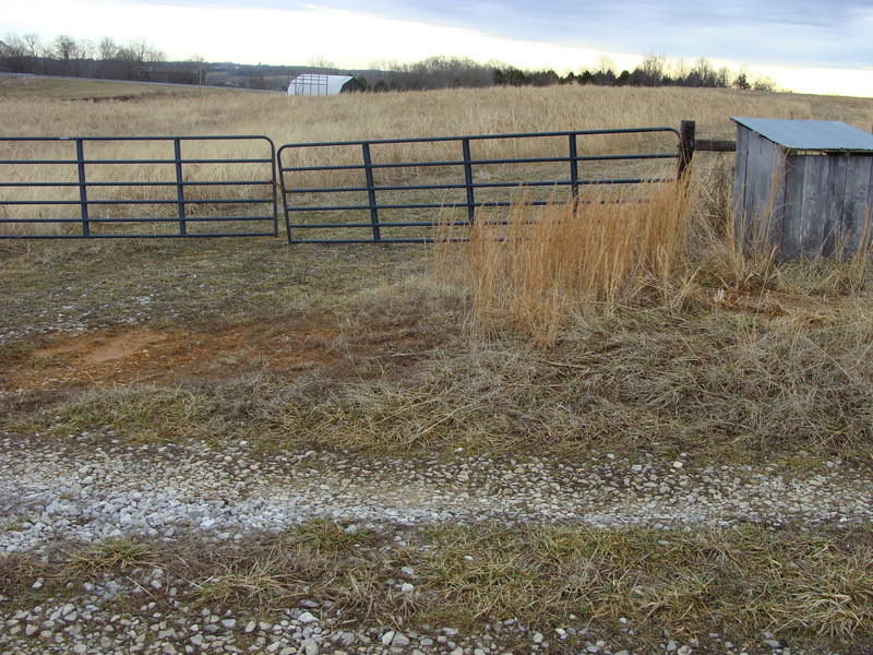 Gate between farm lane and 37N 86W to the east