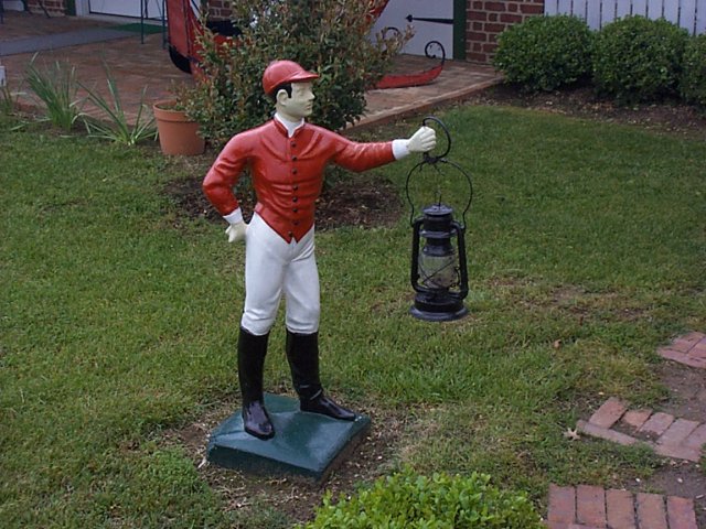 The lawn jockey behind the Linden House (not at the confluence)