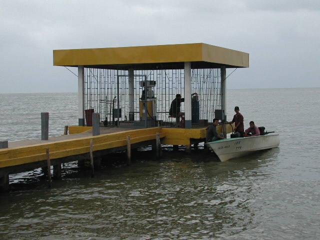 Estación de combustible sobre el Lago de maracaibo