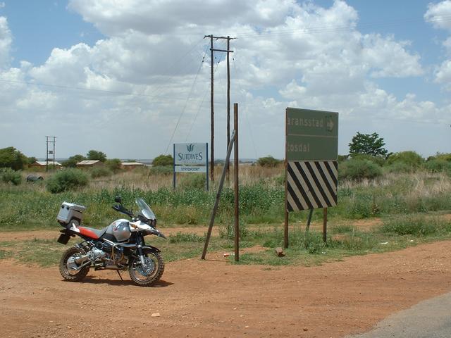 Showing turnoff from main road