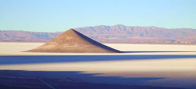 El cerro Cono sobre el Salar de Arizaro, cerca de la confluencia