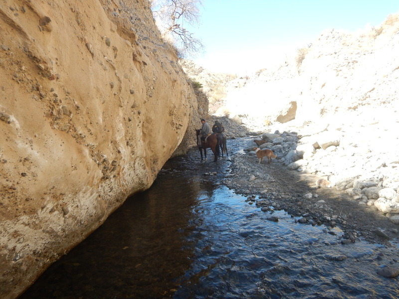 Transitando el río Ampajango - Circulating by the Ampajango river